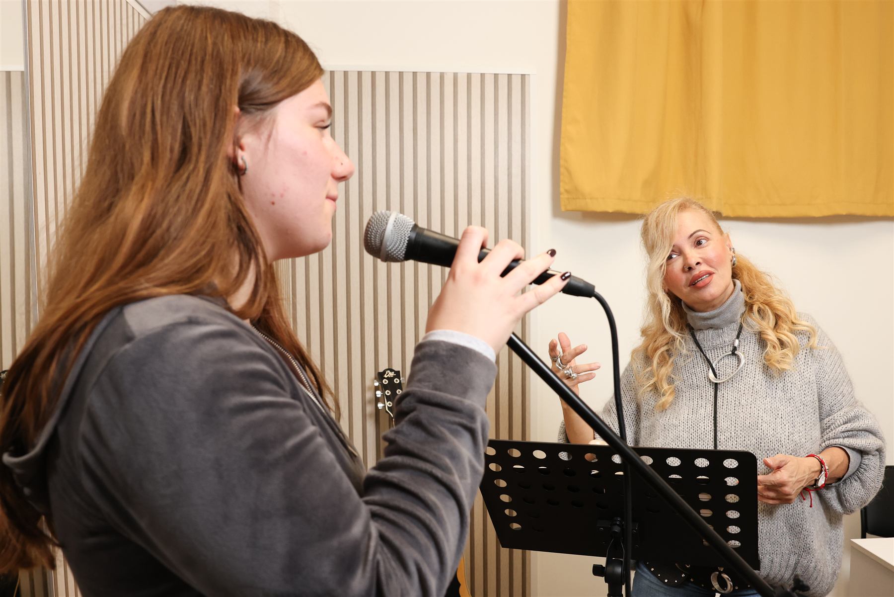 Un'allieva canta seguita dalla docente di canto