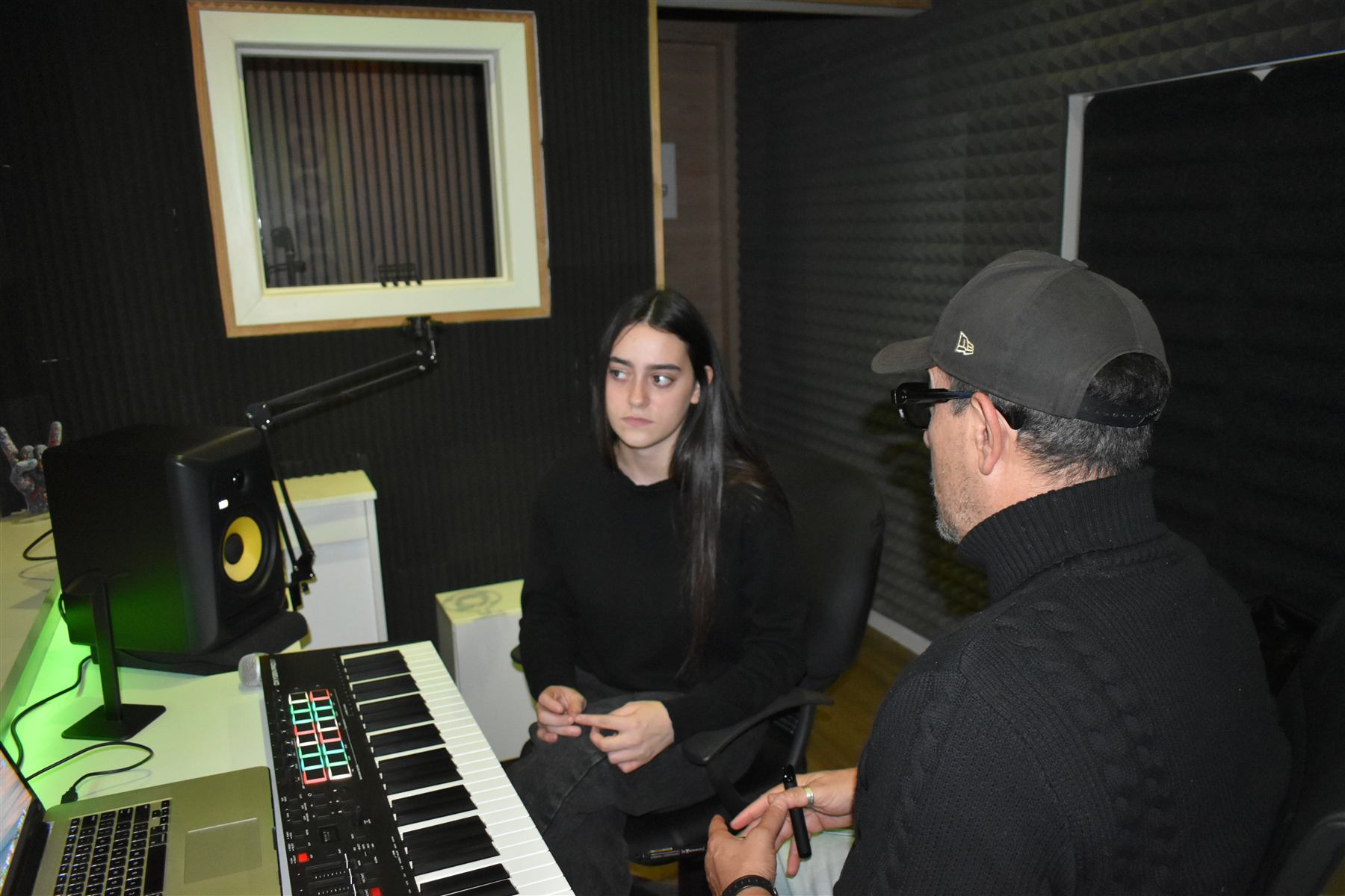Un'allieva in studio di registrazione con il produttore